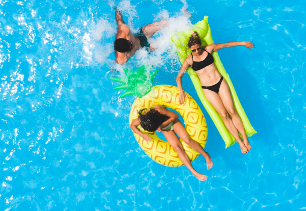 Des enfants s\'amusent avec des flotteurs dans la piscine de l\'hôtel Arenas de Son Bou à Minorque, un hôtel idéal pour les familles qui souhaitent pass