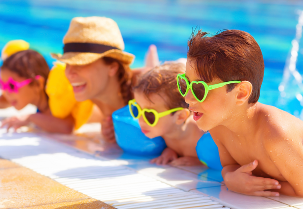 Des familles s\'amusent dans la piscine de l\'hôtel Arenas de Son Bou à Minorque, un hôtel conçu pour les enfants dans les îles Baléares.