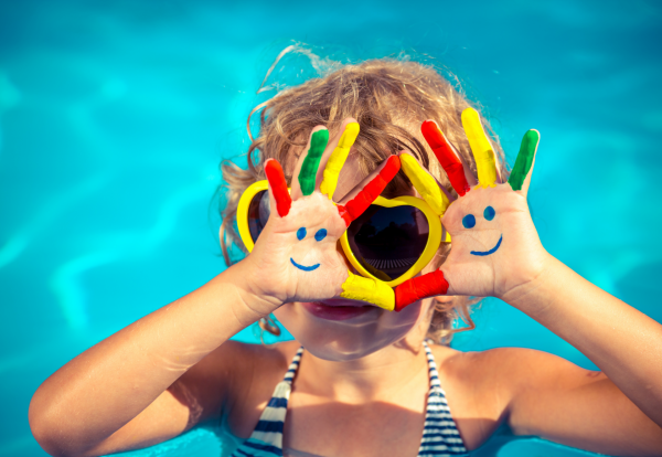 Profitez des activités dans la piscine de l\'hôtel Arenas de Son Bou à Minorque, un hôtel idéal pour les familles dans les îles Baléares.