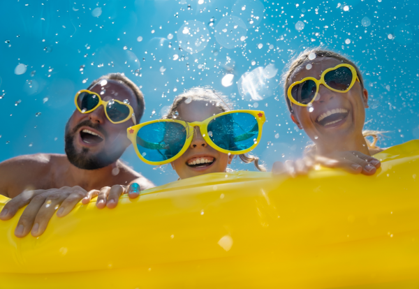 Famille avec enfants profitant de la piscine de l\'hôtel Arenas de Son Bou à Minorque, une destination parfaite pour des vacances en famille dans les î